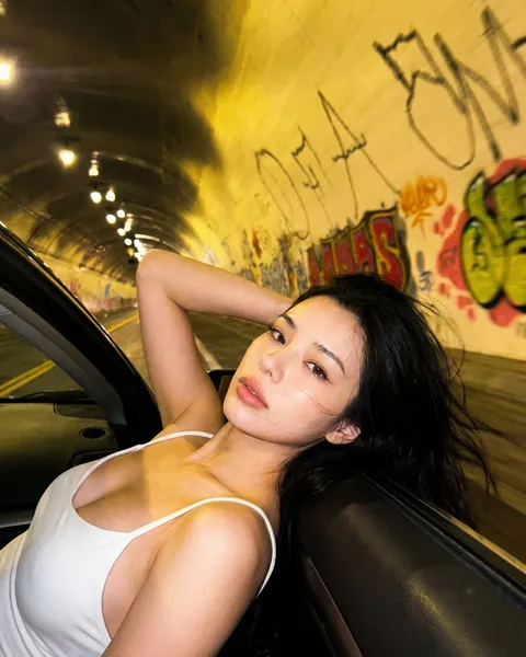 夜のトンネルで車にもたれる黒髪のAI彼女・凛